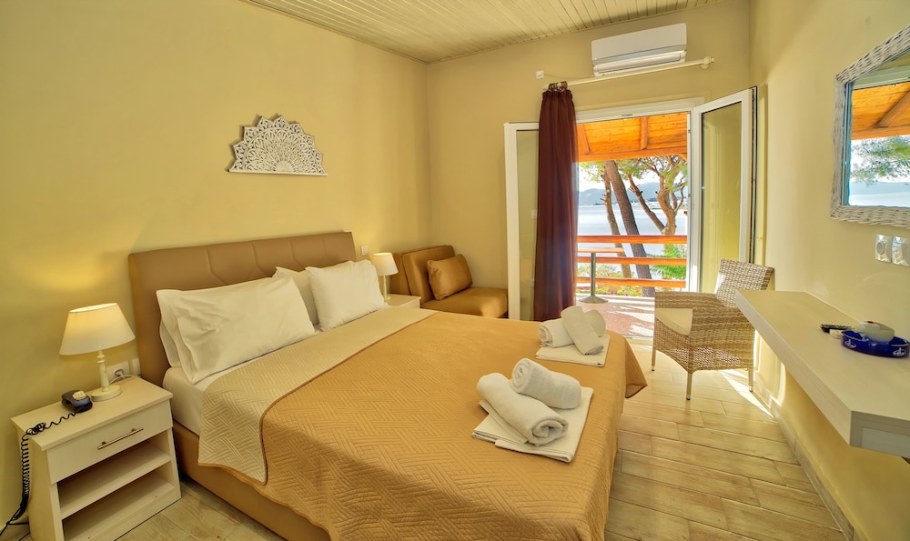 Standard Triple Room, Multiple Beds, Sea View photo 1