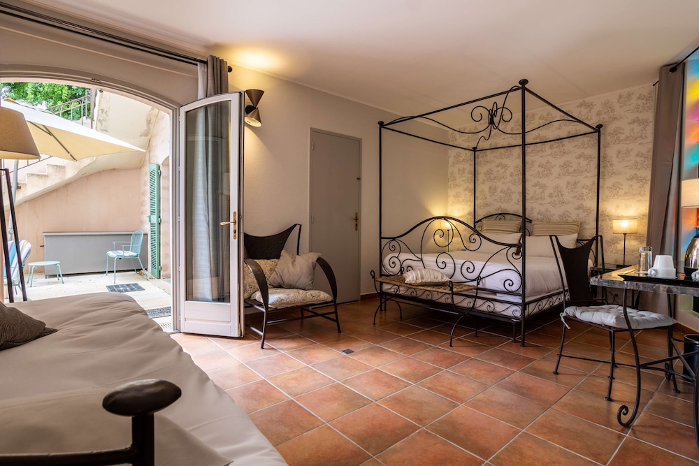 Junior Suite, Multiple Beds, Non Smoking, Pool View - Photo 2