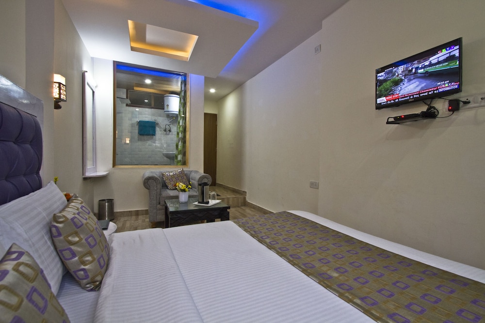 Classic Room, 1 King Bed, Smoking