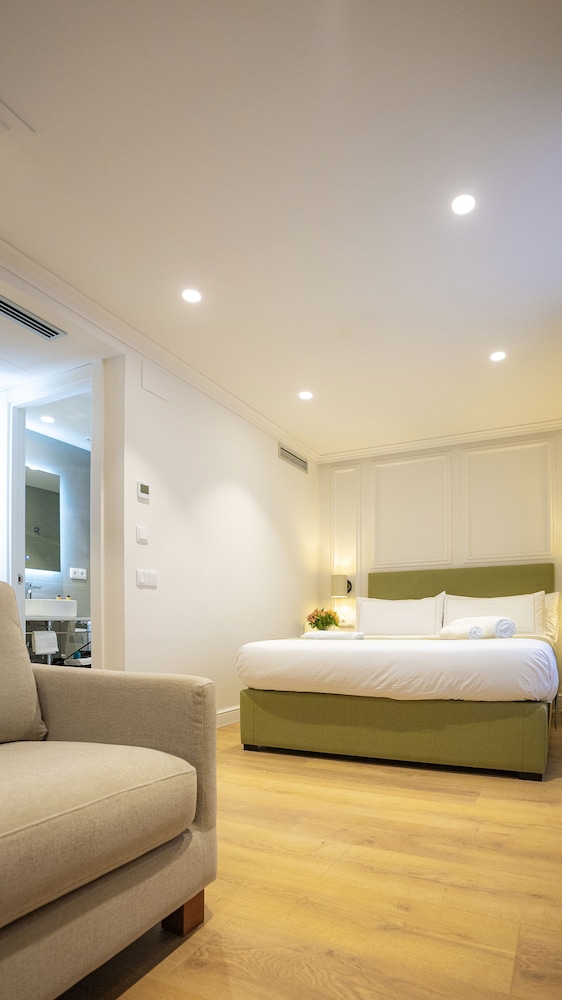 Deluxe Room, 1 Queen Bed, Balcony, City View photo 2