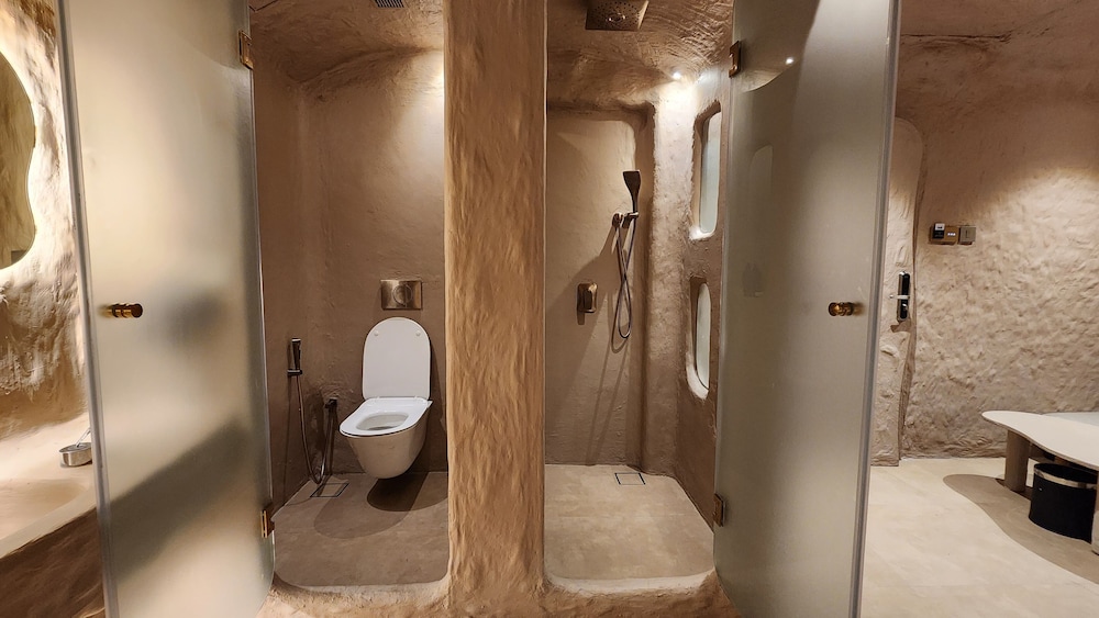 Cave Room with Grand Jacuzzi - Photo 6