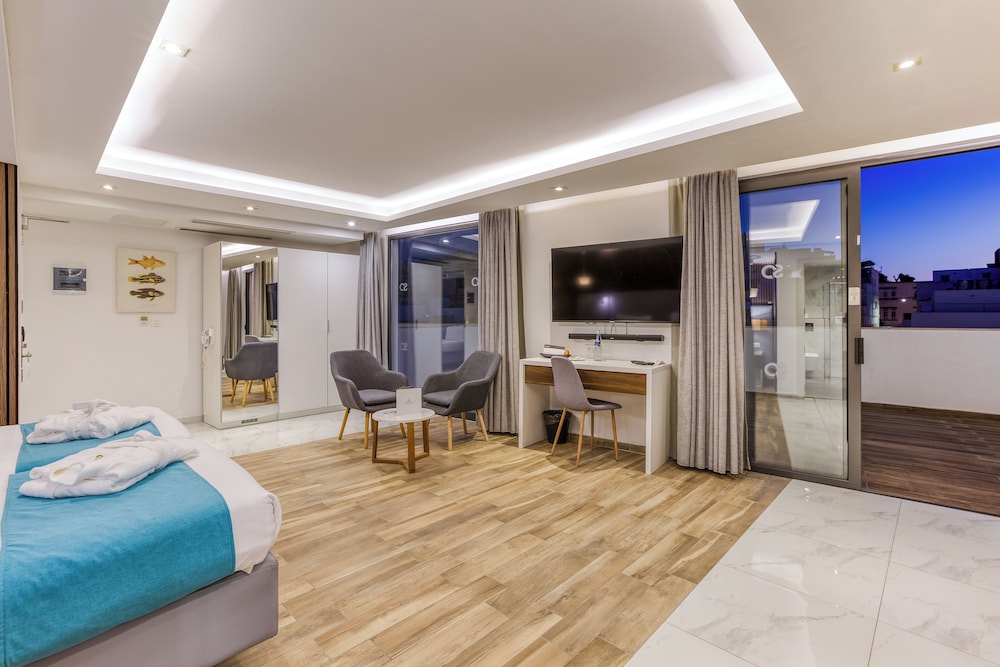 Luxury Suite - Photo 2