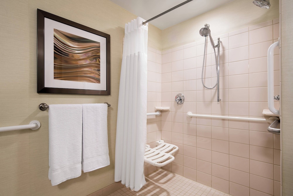 Room, 2 Queen Beds, Mountain View (Mobility/Hearing Access, Roll-In Shwr) photo 3