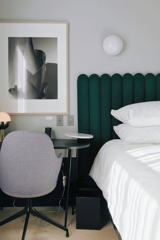 Deluxe Room, 1 King Bed, City View, Corner - Photo 3