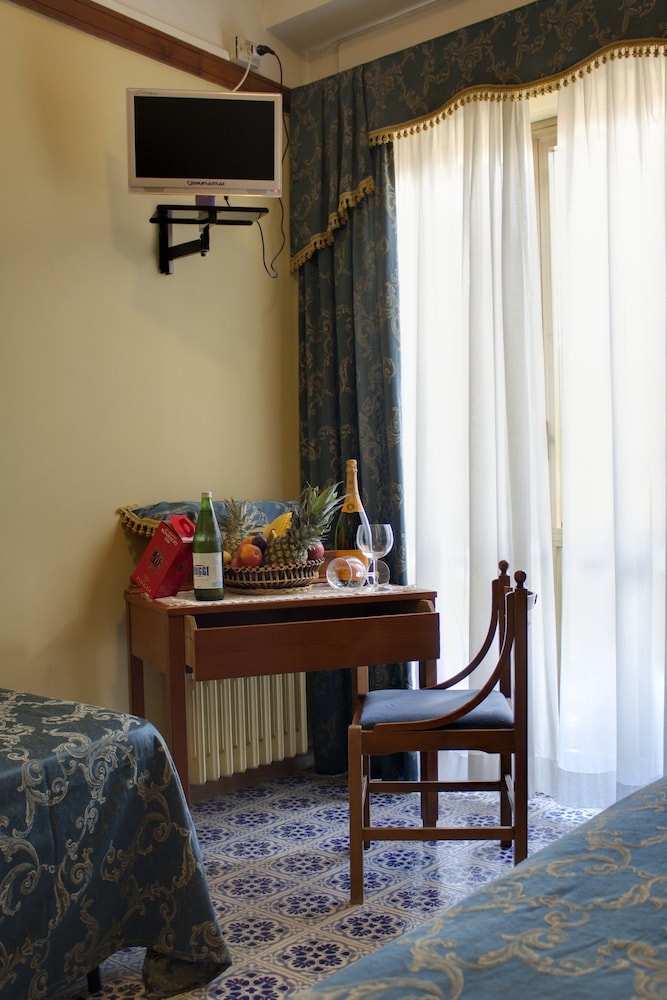 Classic Double Or Twin Room, City View photo 3