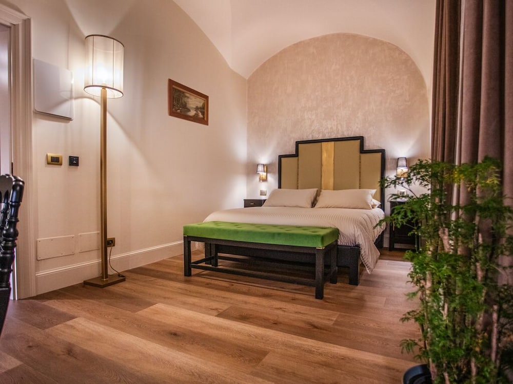 Superior Room, Courtyard View (Lino)