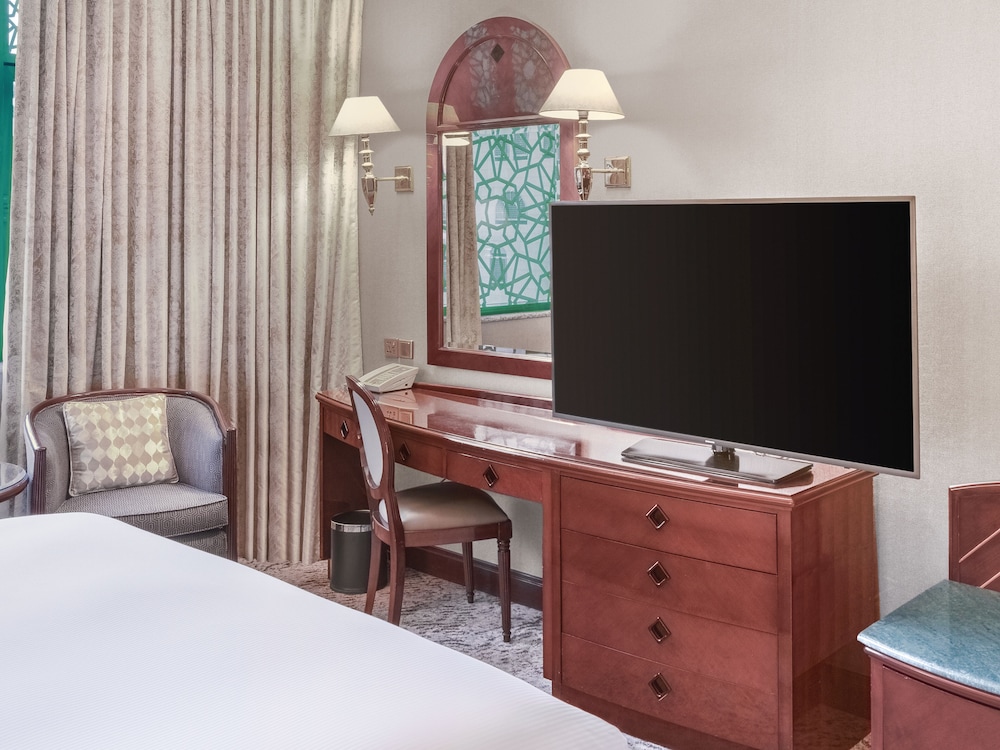 Superior Room, 1 King Bed thumbnail 6