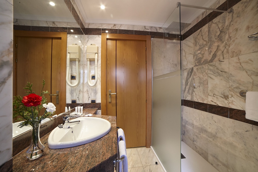 Double or Twin Room - Photo 10