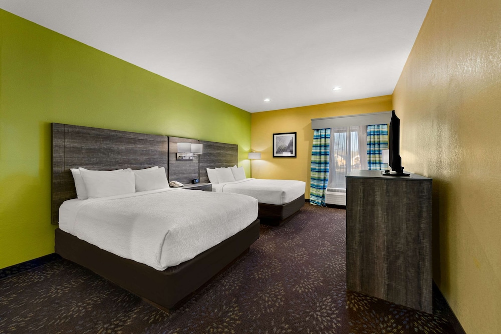 Standard Room, 2 Queen Beds, Non Smoking - Photo 1