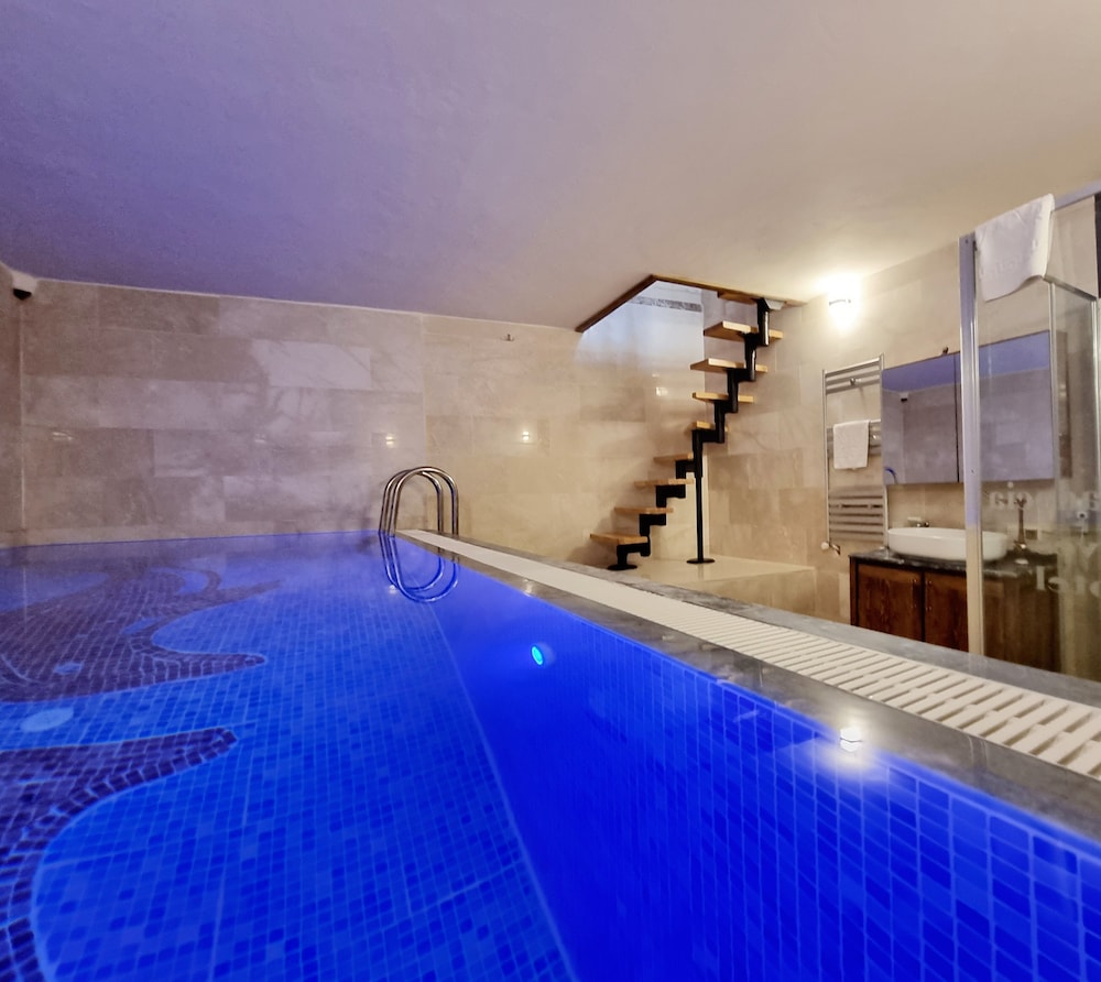 Blue Pool suite, Hot Tub - Photo 2