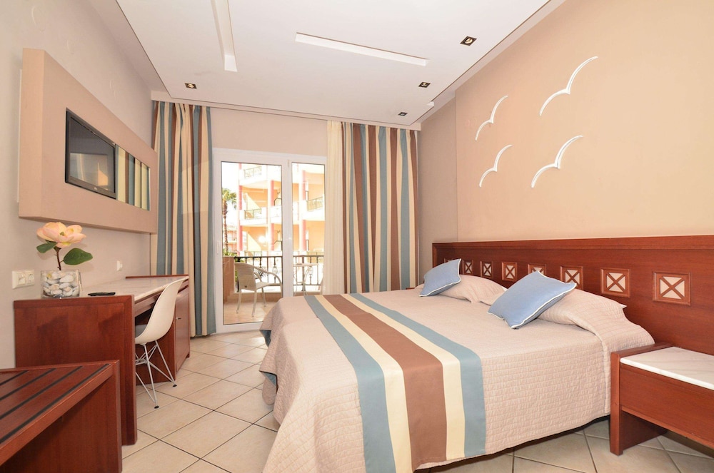 Twin Room, Pool View - Photo 5