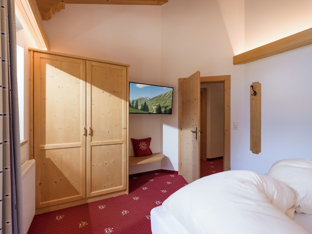 Comfort Suite, 2 Bedrooms, Non Smoking, Mountain View photo 3