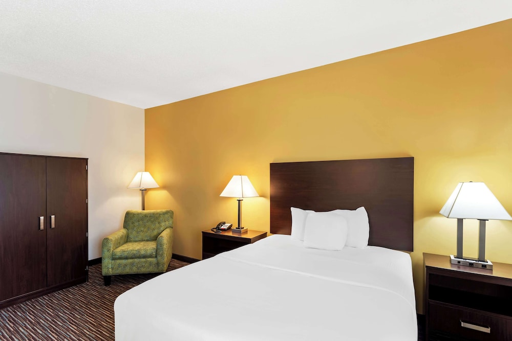 Standard Room, 1 Queen Bed, Non Smoking, Refrigerator & Microwave - Photo 2