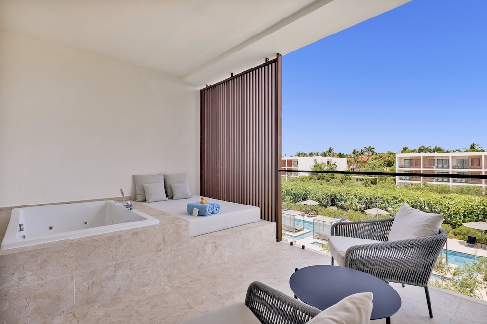 Junior Suite Pool View, 2 Double - Photo 7