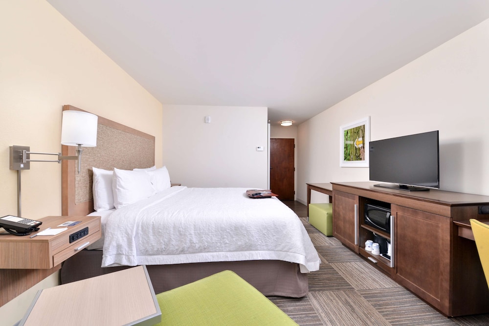 Room, 1 King Bed, Refrigerator & Microwave - Photo 2