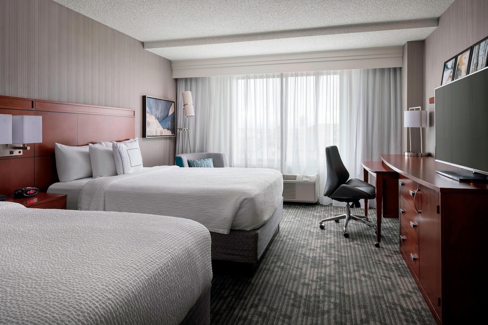 Room, 2 Queen Beds (Mobility/Hearing Access, Roll-In Shwr) - Photo 2