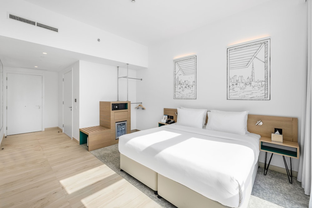 Standard Room, 1 King Bed, City View photo 2