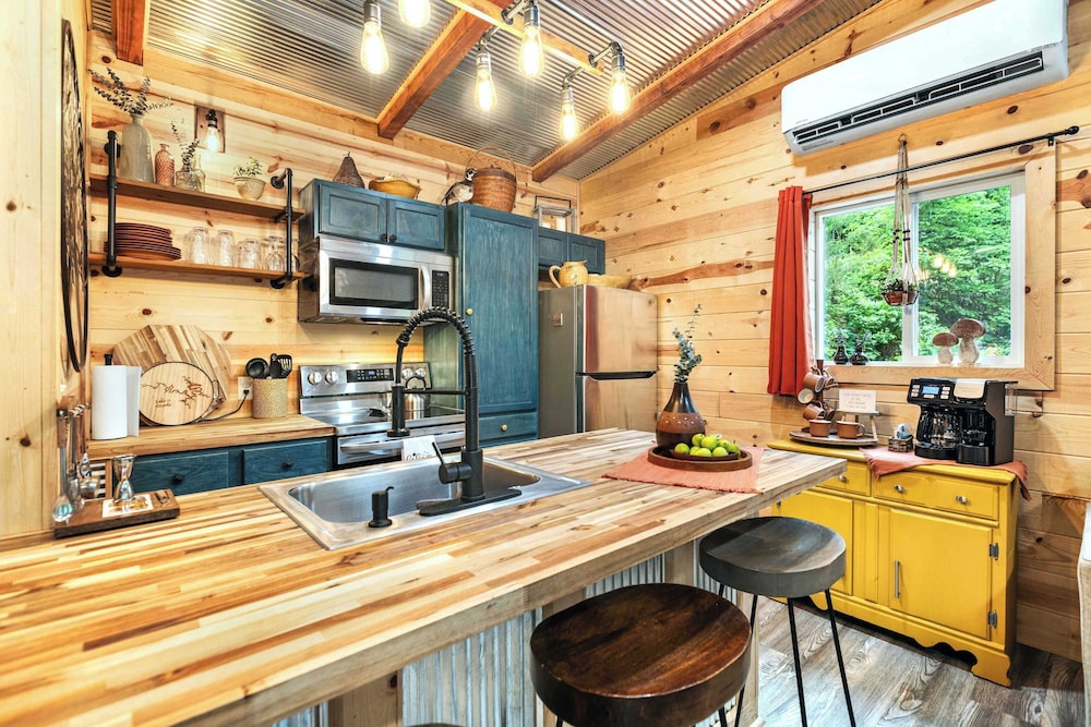 Cabin, Multiple Beds, Kitchen (Cozy Cove Cabin) photo 2