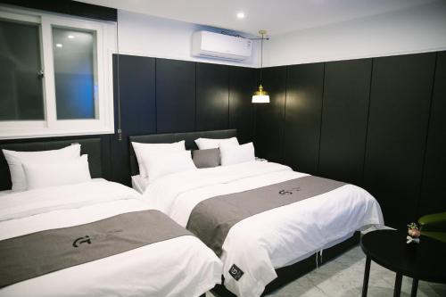 Large Twin Room - Photo 1