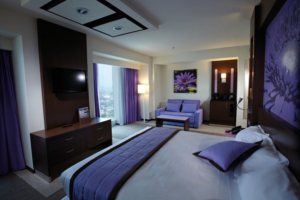 Family Room, 1 King Bed, Executive Level (MX) - Photo 3