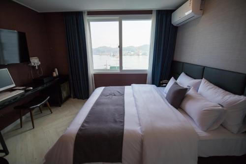 King Suite with Sea View - Photo 4
