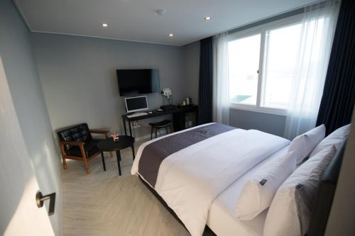 Family Room with Sea View - Photo 3