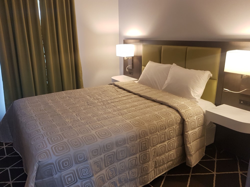 Luxury Double Room Single Use, 2 Queen Beds, Garden View photo 3