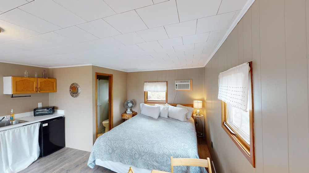Standard Studio, 1 King Bed, Lake View (Cottage 10 or 11) photo 1