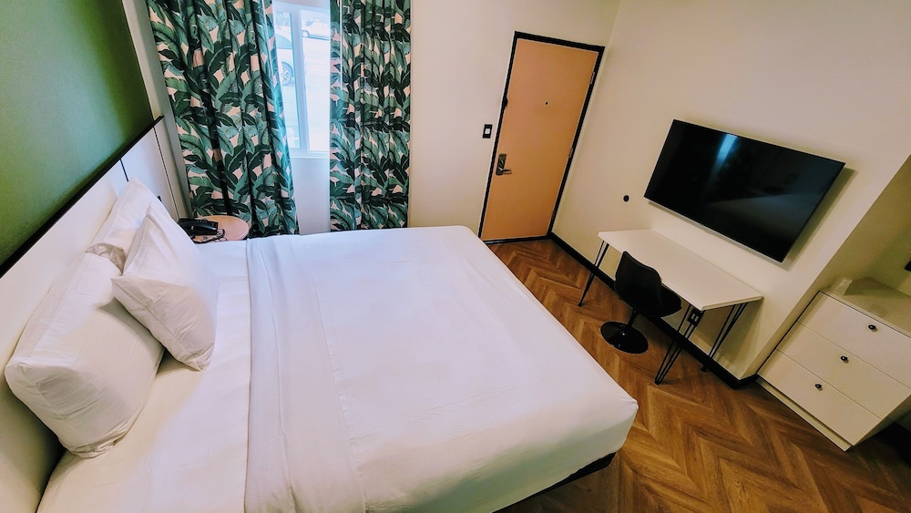 Honeymoon Single Room, 1 King Bed, Non Smoking, Jetted Tub photo 3
