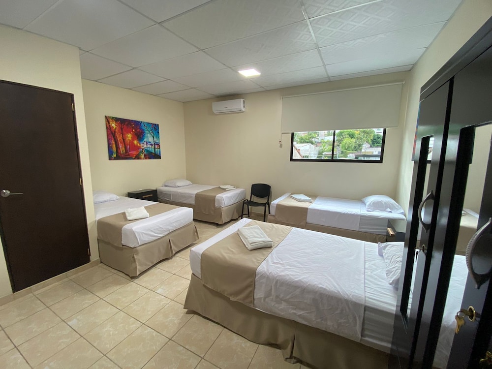 Standard Quadruple Room, Multiple Beds, Non Smoking photo 3