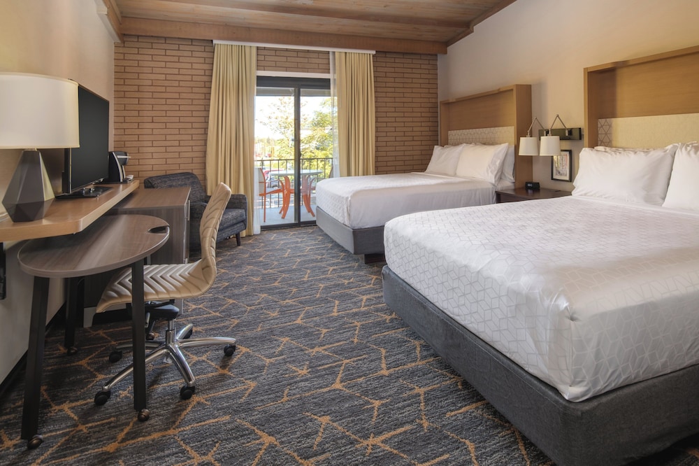 Standard Room, 2 Queen Beds, Courtyard View photo 1
