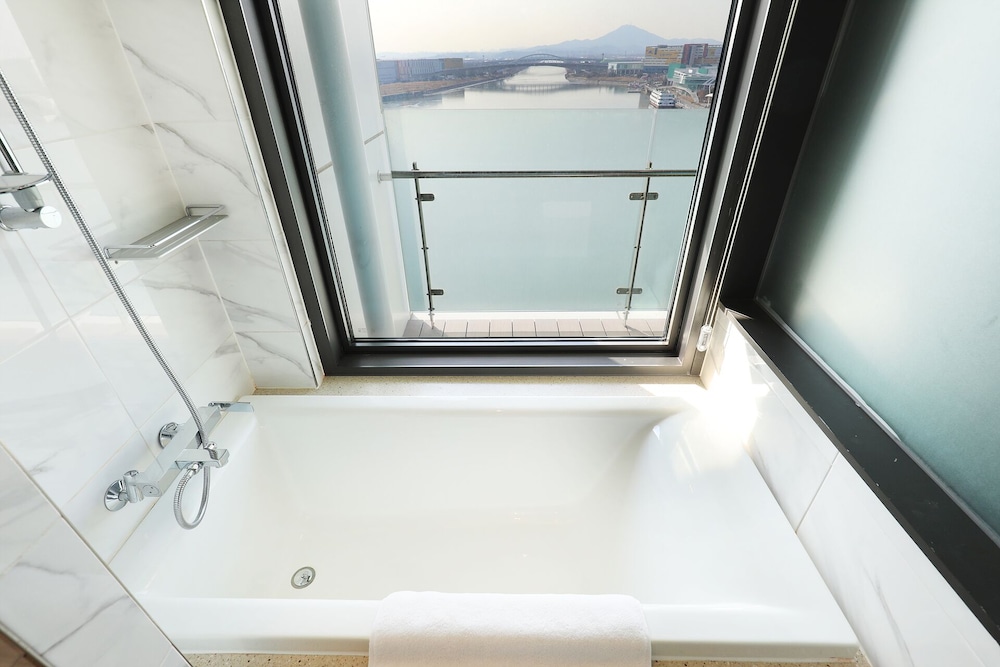 Junior Suite Quadruple (Complimentary Pool Access for 4) - Photo 6