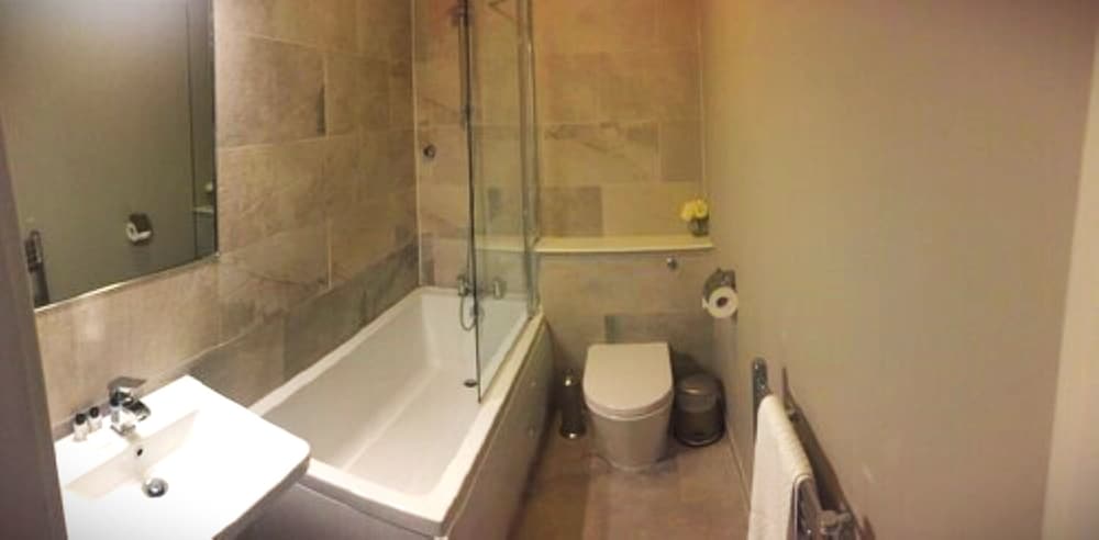 Premium Room, 1 King Bed photo 3