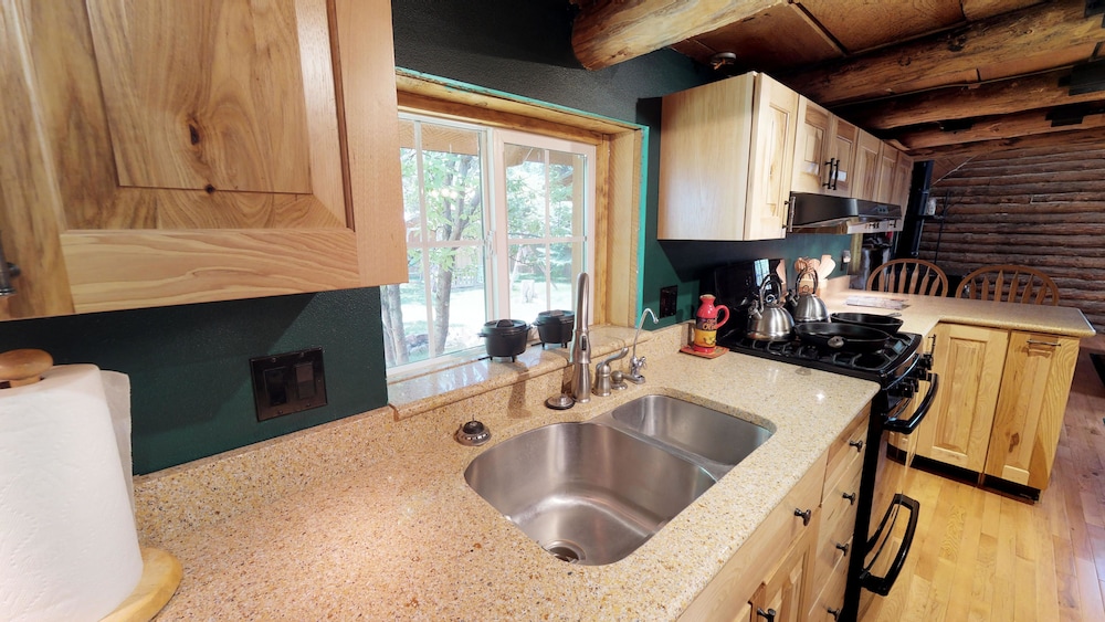 Cabin (Authentic Western Log Cabin with Full) photo 2