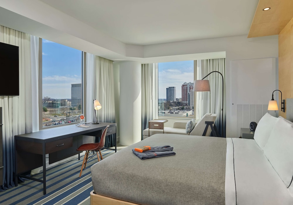 Premium Room, 1 King Bed, City View, Corner