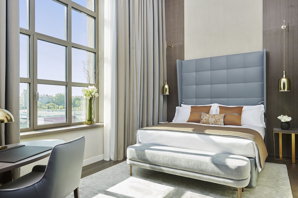 Premium Room, 1 King Bed, River View - Photo 1