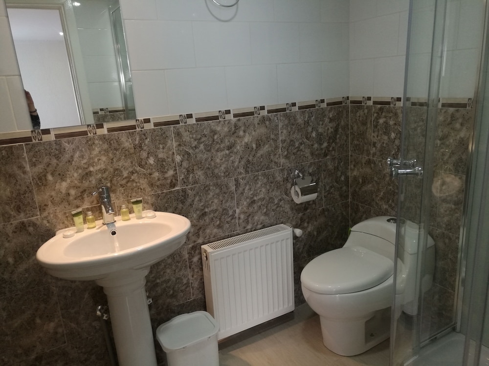 Standard Triple Room, 3 Twin Beds, Private Bathroom photo 2
