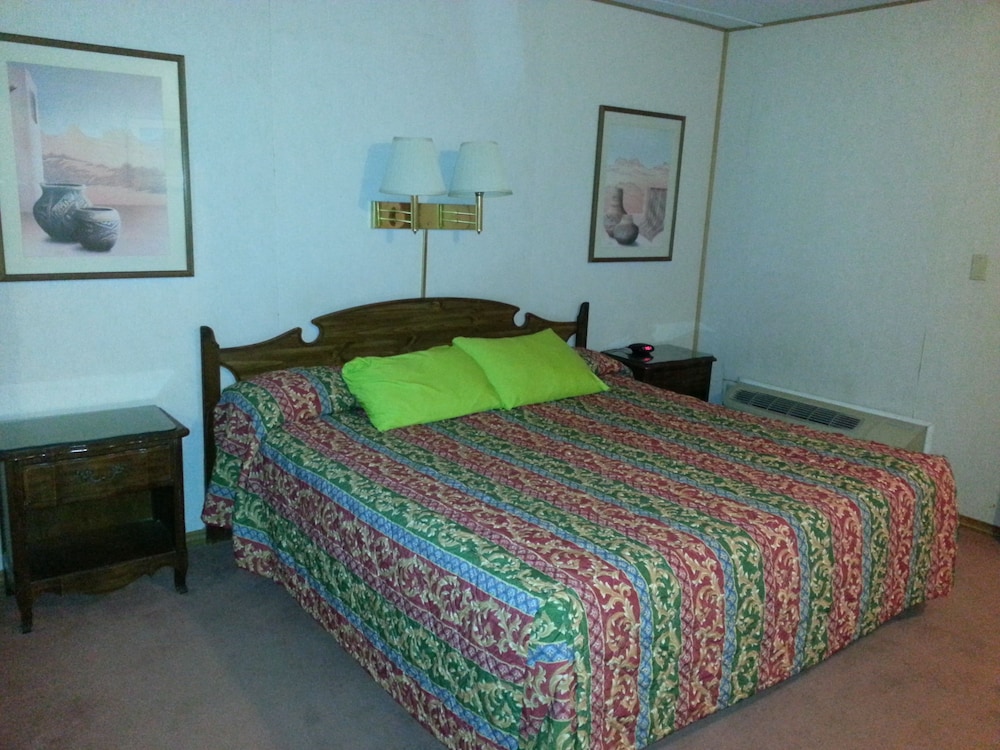 Economy Single Room, 1 Queen Bed, Accessible, Mountainside photo 3
