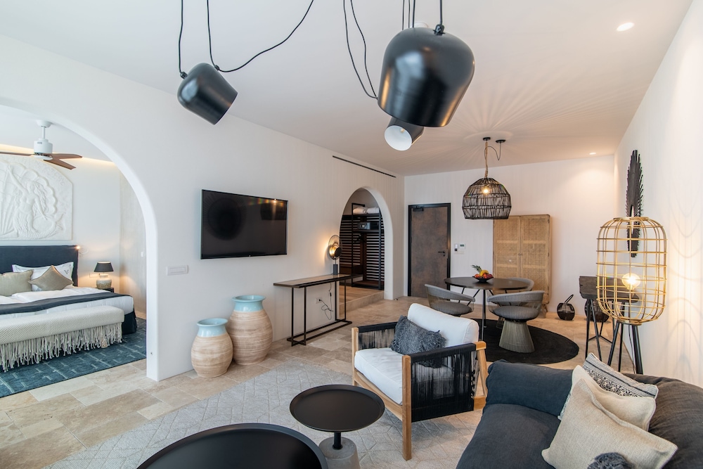 Luxury Apartment, 1 Bedroom, Balcony, Sea View (Free Access to AquaHouse & Beach) - Photo 1
