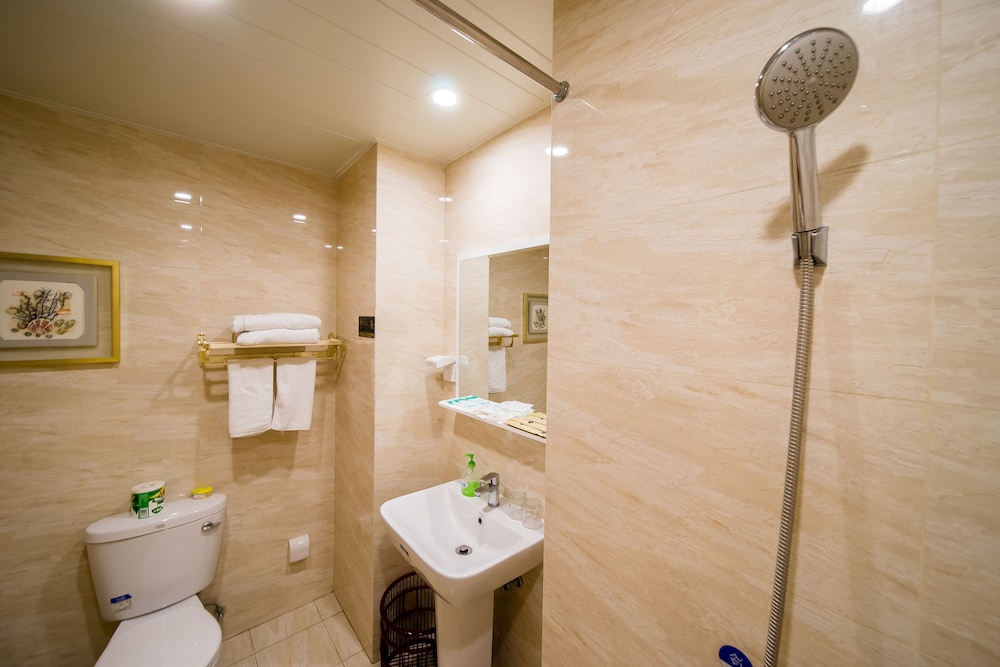 Romantic Apartment, 1 Queen Bed, Balcony photo 3