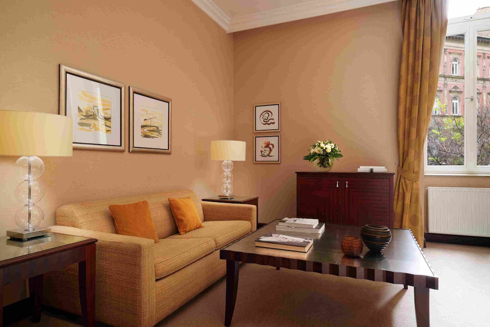 Deluxe Suite (with Spa and Executive Club Access)