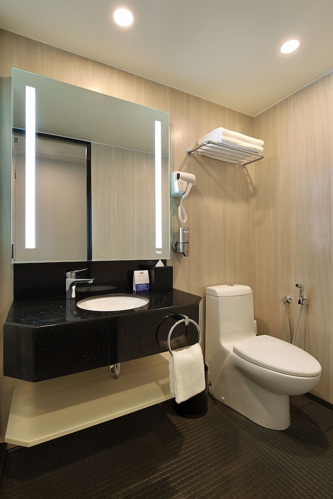Standard Room, Multiple Beds (Free Breakfast) - Photo 4
