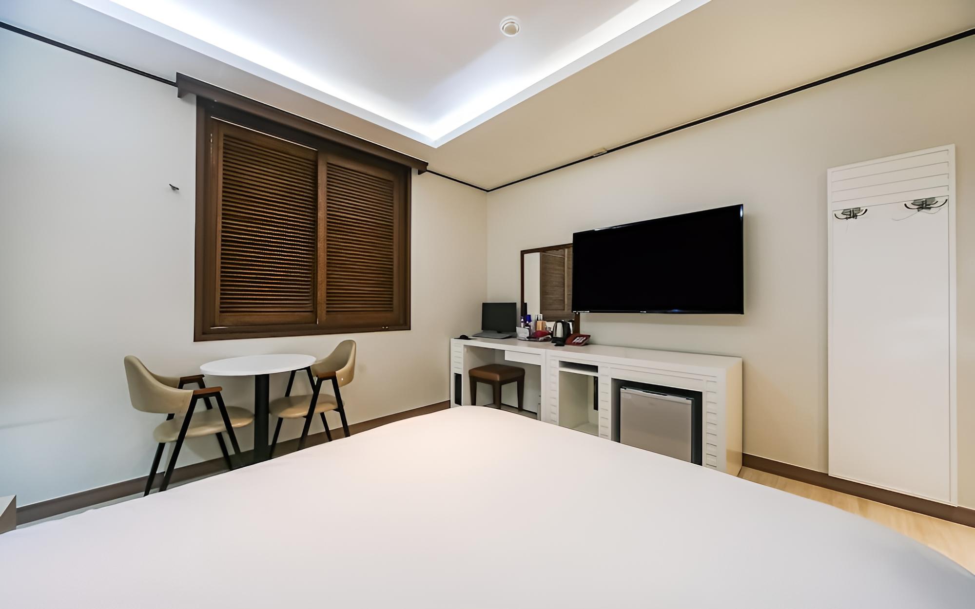 Room (Business Standard (Double Bed Hotel B) - Photo 9