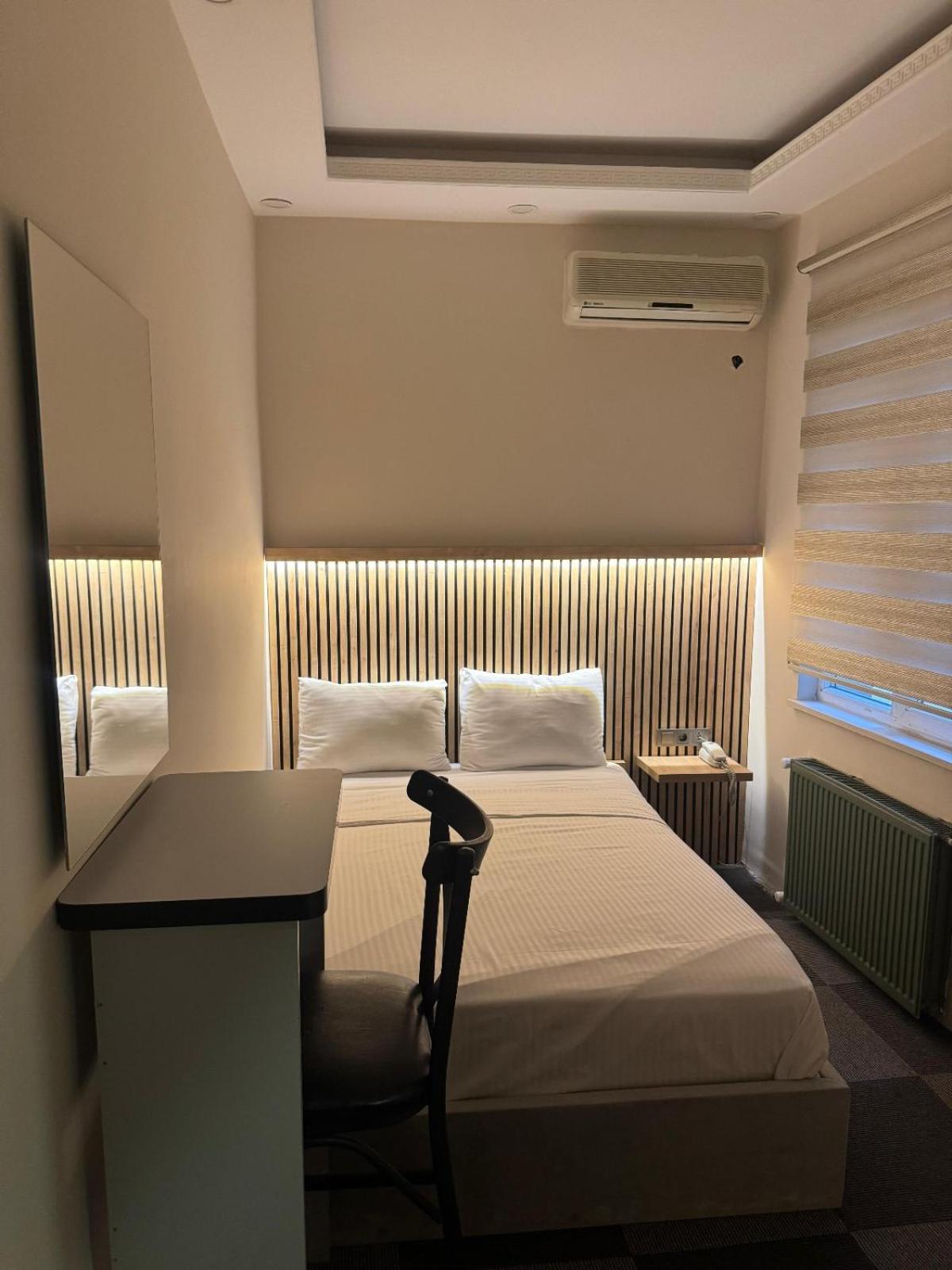 Queen Room photo 1