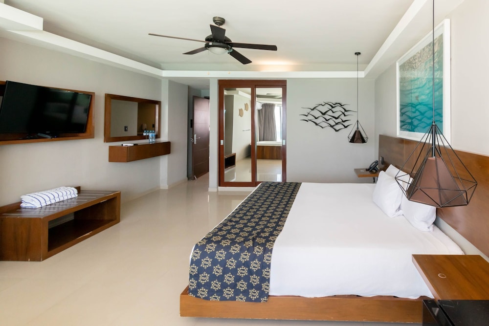 Deluxe Room, 1 King Bed, Bathtub, Ocean View photo 1