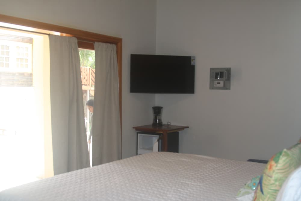 Honeymoon Suite, 1 King Bed, Pool View, Poolside (Macaw) photo 1