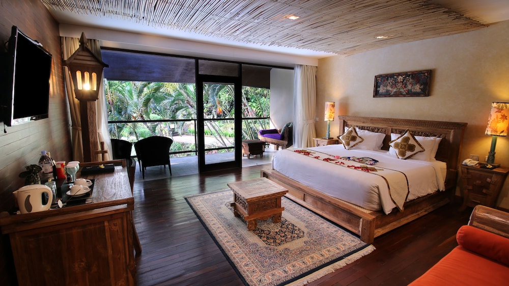 Pool View Suite - Photo 5
