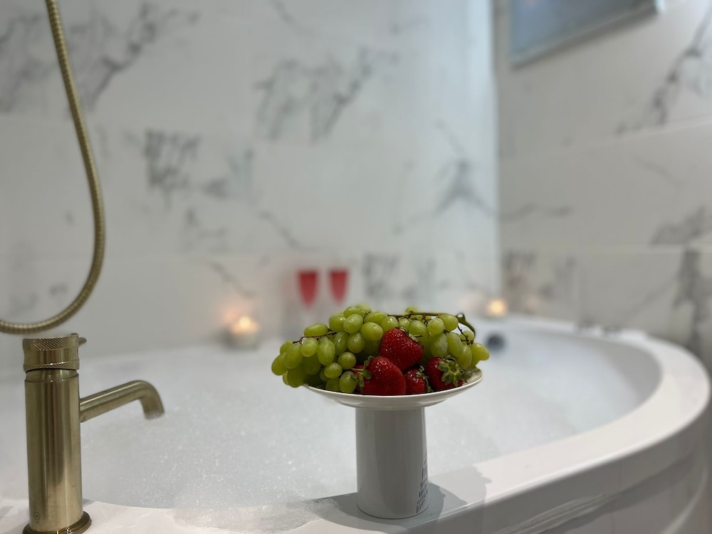Deluxe Apartment, Hot Tub, City View (Apt 4) - Photo 13