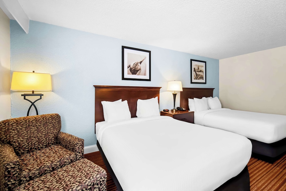 Standard Room, 2 Queen Beds, Non Smoking, Fireplace (Oversized Room) - Photo 2
