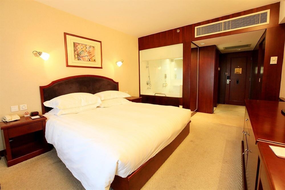 Deluxe Room, 1 King Bed - Photo 2